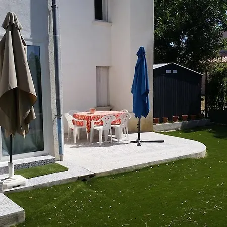 아파트 With Garden And Pool